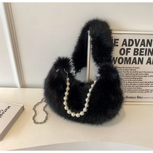 Détails du sac lune en peluche avec poignée en perles et bandoulière en chaîne