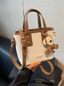 Retro Handtasche in Beige und Braun aus PU-Leder mit Bärenanhänger und Schultergurt