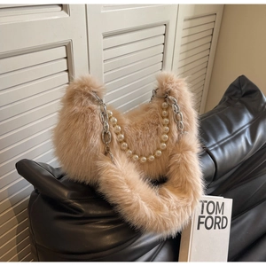 Détail du sac en fausse fourrure avec perles d'imitation et bandoulière en métal