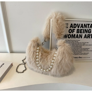 Détail du sac à bandoulière en peluche beige avec chaîne de perles et sangle métal