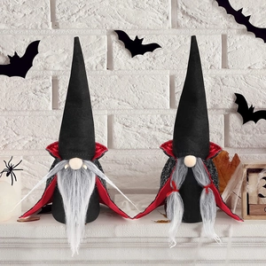 Halloween-Vampir-Gnome-Set mit schwarzen Hüten und Umhängen vor Fledermaus-Hintergrund
