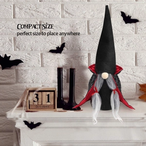 Nahaufnahme von Halloween-Vampir-Gnom mit Spinnweben-Cape auf weißem Kamingesims