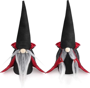 Zwei Halloween Vampir-Gnome mit hohen schwarzen Hüten und Plüschumhängen für Deko