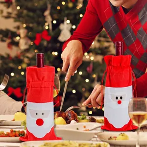 Detail von Weihnachtsmann Weinflaschenhüllen mit weißem Bart für festliche Deko