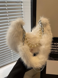 Sac à main coeur en fausse fourrure blanc crème avec chaîne argentée et perles