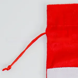Detail der roten Weihnachtsweinflaschentasche aus Samt mit Kordelzug und weißem Plüschsaum