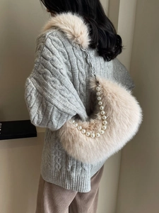 Sac sous le bras en peluche beige avec chaîne de perles et bandoulière métallique