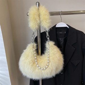 Sac sous le bras en fausse fourrure jaune pâle avec chaîne de perles et bandoulière