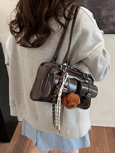 Sac fourre-tout marron foncé en similicuir avec poches cargo et charm ours mignon