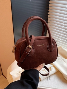 Sac Boston classique en daim marron foncé avec détails dorés et bandoulière réglable