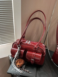 Sac sous l'aisselle en cuir brillant rouge foncé avec doubles poches et charm chien