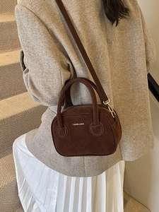 Petit sac Boston marron en daim avec poignée supérieure et bandoulière élégante