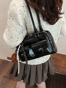 Sac polochon noir brillant avec poches à boucles et charm ours pour femme porté épaule