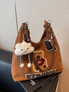 Borsa tote marrone vintage Maillard con toppa orsetto e ciondolo a forma di nuvola