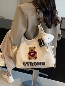 Borsa Hobo beige retrò con ricamo di orsacchiotto e ciondolo a nuvola su modella