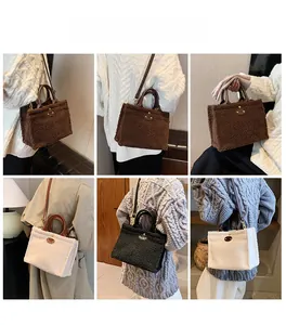Tragebeispiele der Lammwoll-Tasche in verschiedenen Farben mit Lederriemen