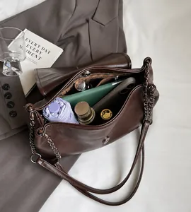 Innenansicht der braunen Ledertasche mit viel Stauraum für alltägliche Dinge