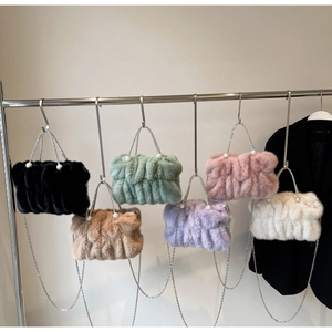 Détail de sacs nuages en peluche de six couleurs avec anses perles et chaînes argent