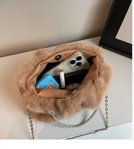 Vue intérieure du sac en peluche marron montrant le rangement pour téléphone et maquillage
