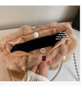 Détail du fermoir magnétique puissant du sac en fausse fourrure avec chaîne argent