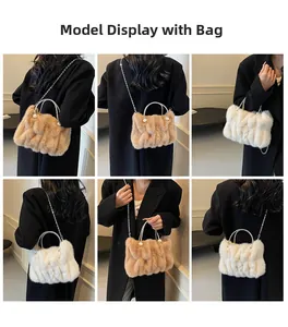 Présentation des sacs à main en peluche avec poignées en perles et bandoulières en marron et blanc