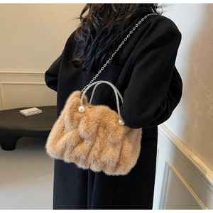 Détail du sac nuage en peluche avec poignées serties de perles et fine bandoulière chaîne