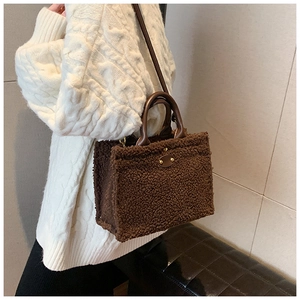 Detaillierte Nahaufnahme der braunen Teddy-Tasche mit hochwertigen Ledergriffen