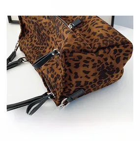 Détail du sac cabas léopard avec crochets en métal argenté et anses en cuir noir