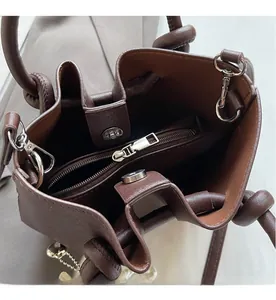 Detailansicht der braunen Ledertasche mit Magnetverschluss und Reißverschluss innen