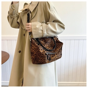 Sac fourre-tout chic à imprimé léopard avec lanières en cuir noir et trench-coat beige