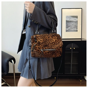 Détail du sac cabas léopard avec poche avant zippée et bandoulière en cuir noir