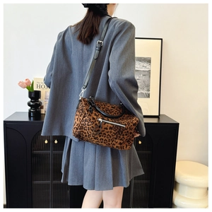 Détail du sac cabas léopard avec poche zippée en métal et bandoulière réglable