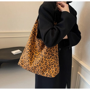 Detail of the leopard print tote bag texture and high-capacity bucket design for women