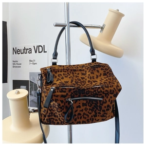 Vue détaillée du sac cabas léopard avec double fermeture éclair et bandoulière réglable