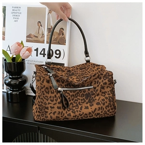 Détail du sac cabas léopard avec poignées noires et fermeture éclair argentée