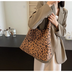 Detail of high-capacity leopard print tote bag with thick canvas texture for daily use