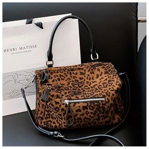 Détail du sac cabas léopard avec poignées rondes noires et fermetures éclair argentées