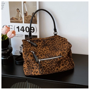 Détail du sac cabas léopard avec fermeture éclair argentée et poignée noire ronde