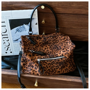 Détails du sac cabas léopard avec fermetures éclair noires et texture en daim doux