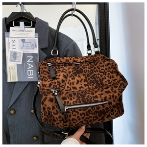 Détail du sac cabas léopard avec zips asymétriques et bandoulière réglable pratique