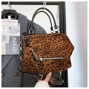 Détails du sac cabas léopard avec poignées en cuir noir et garnitures argentées