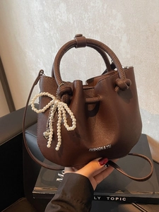 Damen Falten PU Leder Eimertasche Mit Künstliche Perle Bogen Anhänger Mode Handtasche Umhängetasche Für Den Täglichen Pendler