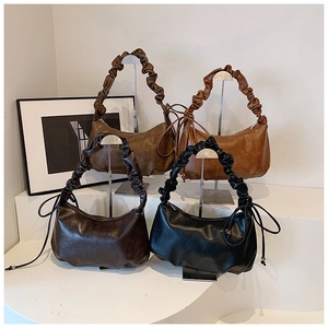 Détails macro de sacs à bandoulière plissés en simili cuir en quatre tons rétro
