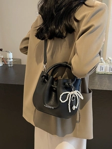 Modische schwarze Plissee-Beuteltasche mit Perlen-Schleifen-Anhänger und Schultergurt