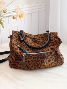 Sac fourre-tout à motif léopard avec poignées en cuir noir et fermetures éclair argentées