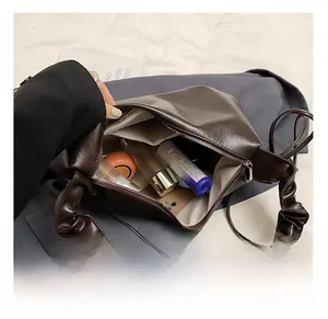 Détail intérieur du sac hobo plissé marron vintage montrant sa grande capacité