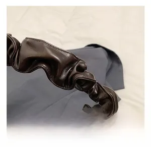 Détail de la poignée plissée souple et fermeture éclair du sac cabas marron foncé