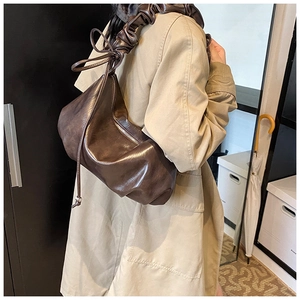 Détail du sac cabas marron foncé avec bandoulière plissée et fermeture éclair en métal