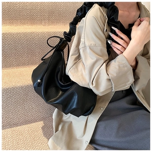 Sac hobo noir plissé porté épaule avec bandoulière large à détails volantés