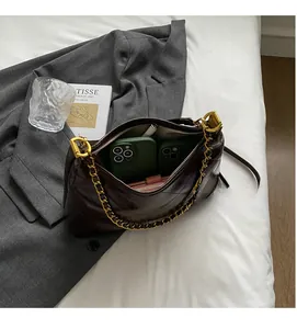 Vue de dessus d'un grand sac matelassé marron montrant un intérieur spacieux et rangé